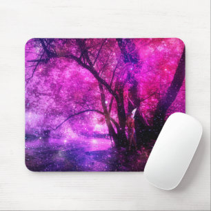 Fantasy Fee versteckt sich in einem rosa Wald in d Mousepad