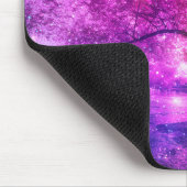 Fantasy Fee versteckt sich in einem rosa Wald nahe Mousepad (Ecke)