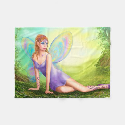 Fantasy Feenschmetterling sitzt auf Gras in Holz. Fleecedecke (Vorderseite (Horizontal))