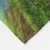 Fantasy Feenschmetterling sitzt auf Gras in Holz. Fleecedecke (Ecke)