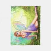 Fantasy Feenschmetterling sitzt auf Gras in Holz. Fleecedecke (Vorderseite)
