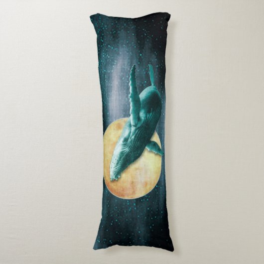 Fantasy Humpback Whale Fliegen zum Mond - Körper P Seitenschläferkissen (Vorderseite Vertikal)