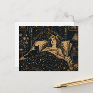 Fantasy-Königin und ihre schwarze Katze im Bett Postkarte
