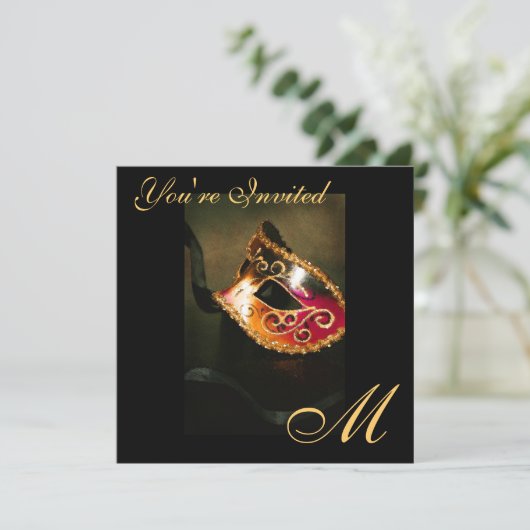 Fantasy Masquerade Maske Monogram Gold Einladung (Stehend Vorderseite)
