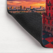 Fantasy-Rotes Schach-Turm-Gebäude auf Schachbrettm Mousepad (Ecke)