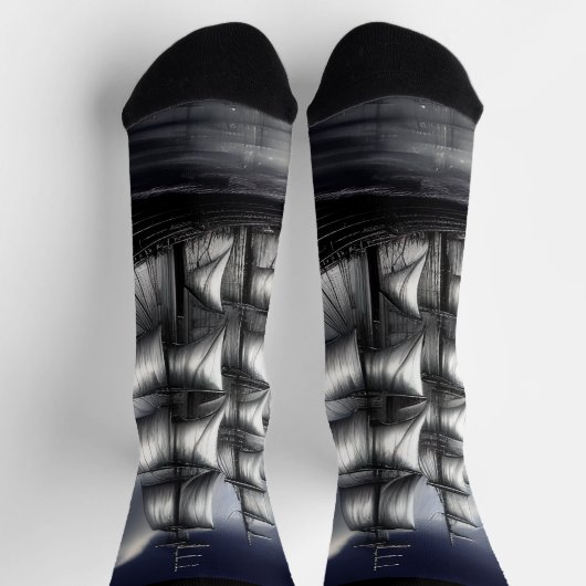 Fantasy Segelschiff unter grauen Himmelswolken Socken (Oben)