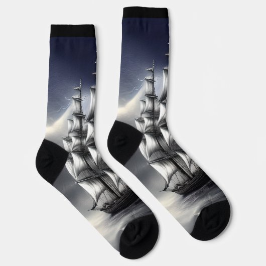 Fantasy Segelschiff unter grauen Himmelswolken Socken (Rechts)