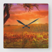 Fantasy Vineyard Clock Quadratische Wanduhr (Vorderseite)