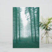 Fantasy-Wald mit Nebel in Grün Briefpapier (Stehend Vorderseite)