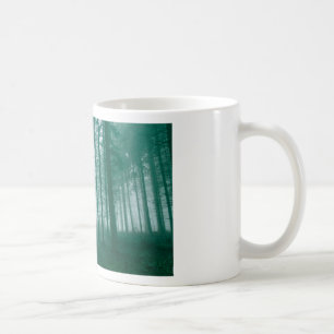 Fantasy-Wald mit Nebel in Grün Kaffeetasse