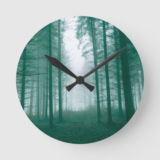 Fantasy-Wald mit Nebel in Grün Runde Wanduhr (Vorderseite)