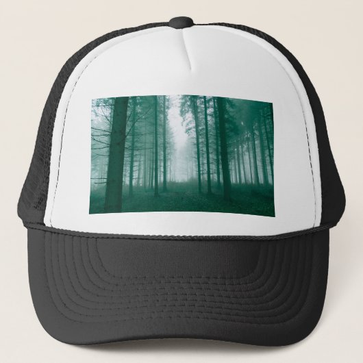 Fantasy-Wald mit Nebel in Grün Truckerkappe (Vorderseite)