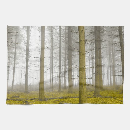 Fantasy-Wald mit Nebel und gelbem Blattwerk Geschirrtuch (Horizontal)