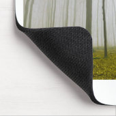 Fantasy-Wald mit Nebel und gelbem Blattwerk Mousepad (Ecke)