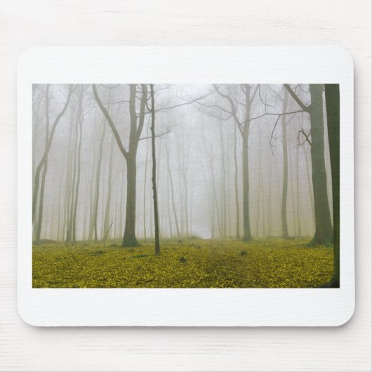Fantasy-Wald mit Nebel und gelbem Blattwerk Mousepad (Vorne)