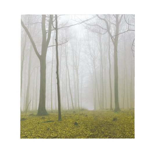 Fantasy-Wald mit Nebel und gelbem Blattwerk Notizblock (Vorderseite)