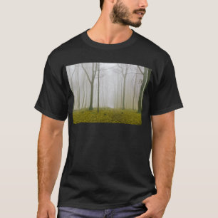 Fantasy-Wald mit Nebel und gelbem Blattwerk T-Shirt