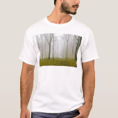 Fantasy-Wald mit Nebel und gelbem Blattwerk T-Shirt (Vorderseite)