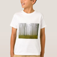 Fantasy-Wald mit Nebel und gelbem Blattwerk