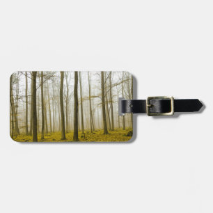 Fantasy-Wald mit Nebel und gelben Blätter Gepäckanhänger