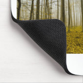 Fantasy-Wald mit Nebel und gelben Blätter Mousepad (Ecke)