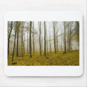 Fantasy-Wald mit Nebel und gelben Blätter Mousepad (Vorne)