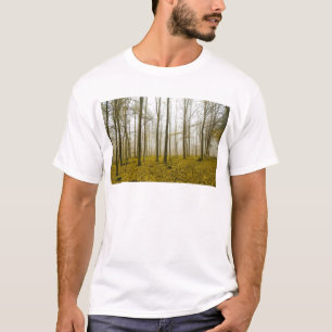 Fantasy-Wald mit Nebel und gelben Blätter T-Shirt