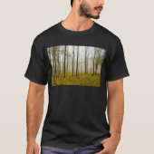 Fantasy-Wald mit Nebel und gelben Blätter T-Shirt (Vorderseite)