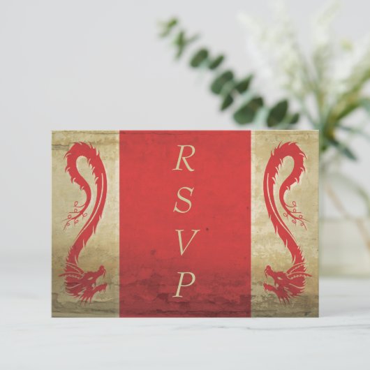 Fantasy Wedding Red and Gold Asian Dragon RSVP Karte (Stehend Vorderseite)