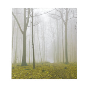 Fantasywald mit Nebel und gelbem Laub Notizblock