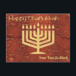 Far North Chanukkah - Inner Birch Bark Holiday Car Feiertagspostkarte<br><div class="desc">Happy Chanukkah aus dem fernen Norden. Eine digitale Nachbildung einer Chanukkah-Menorah, die sich durch sorgfältiges Ausschneiden der rötlichen äußeren Oberfläche auf der Rückseite der Birkenrinde (Betula papyrifera) bilden würde, um die leichtere, gelbliche Schicht unter ihnen zu enthüllen. Text liest, "Happy Chanukkah" erscheint und Sie können Ihren eigenen zusätzlichen Text hinzufügen.Dies...</div>
