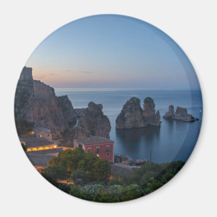 Faraglioni und Tonnara in Scopello, Sizilien Magnet