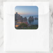 Faraglioni und Tonnara in Scopello, Sizilien Quadratischer Aufkleber (Tasche)