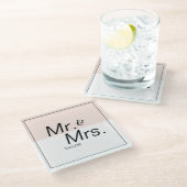 Farbbearbeitbare minimalistische moderne Hochzeit Glasuntersetzer (Schrägansicht)