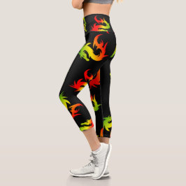 FARBBIGER ROTER DRAGONPATTER IN SCHWARZ CAPRI LEGGINGS