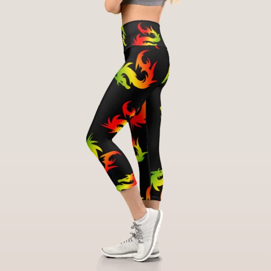 FARBBIGER ROTER DRAGONPATTER IN SCHWARZ CAPRI LEGGINGS (Links)