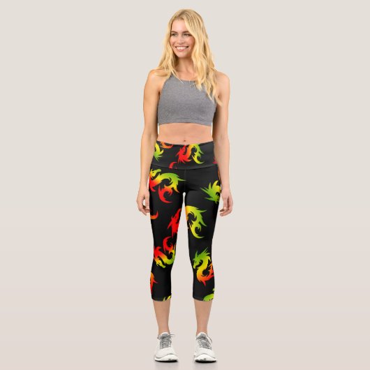 FARBBIGER ROTER DRAGONPATTER IN SCHWARZ CAPRI LEGGINGS (Vorderseite)