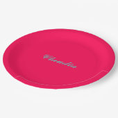 Farbblock-Monogramm auf heißem Fuchsia-Pink Pappteller (Schrägansicht)