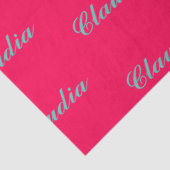 Farbblock-Monogramm auf heißem Fuchsia-Rosa Seidenpapier (Ausschnitt)