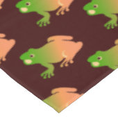 Farbblockfrosch auf braun tischdecke (Schrägansicht)