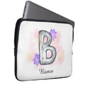 Farbbrief B mit violetten Blumen Laptopschutzhülle (Vorne Rechts)
