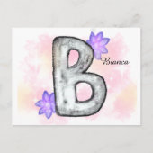 Farbbrief B mit violetten Blumen Postkarte (Vorderseite)