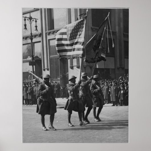 Farben der berühmten 369. Infanterie in Parade Poster (Vorne)