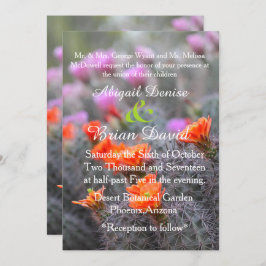 Farben der Wüstenkaktus blühen im Hintergrund Einladung