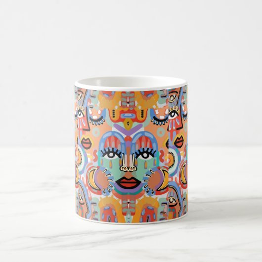 Farben, Muster und überlappende Gesichter Kaffeetasse (Mittel)
