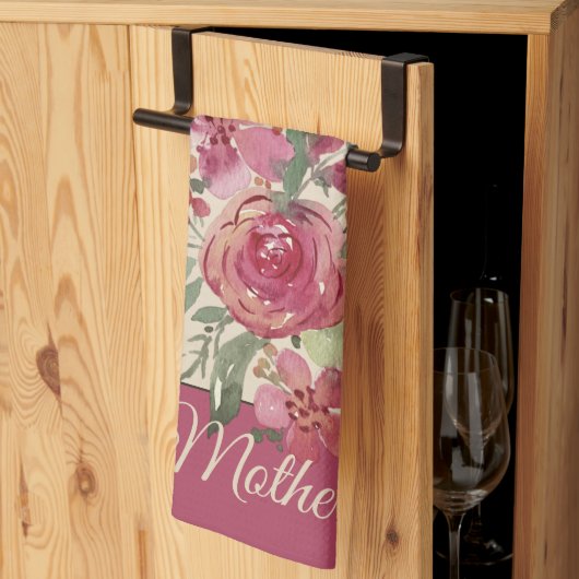 Farbenfarbenes Blumenparkett mit Rosa Geschirrtuch (Drittel gefaltet)