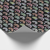 Farbenfarbenes Regenbogenbogenmuster auf schwarz Geschenkpapier (Ecke)