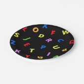 Farbenfroh Alphabet auf schwarzem Hintergrund Pappteller (Schrägansicht)