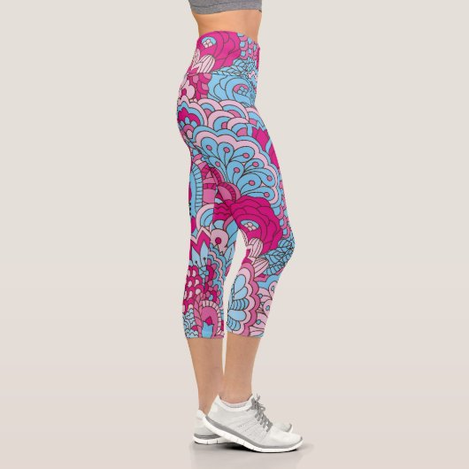 Farbenfroh rosa Blau Modernes Abstraktes Blumenmus Capri Leggings (Rechts)