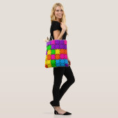 Farbenfrohe 3D-Puzzleteile angeordnet Tasche (Am Model)